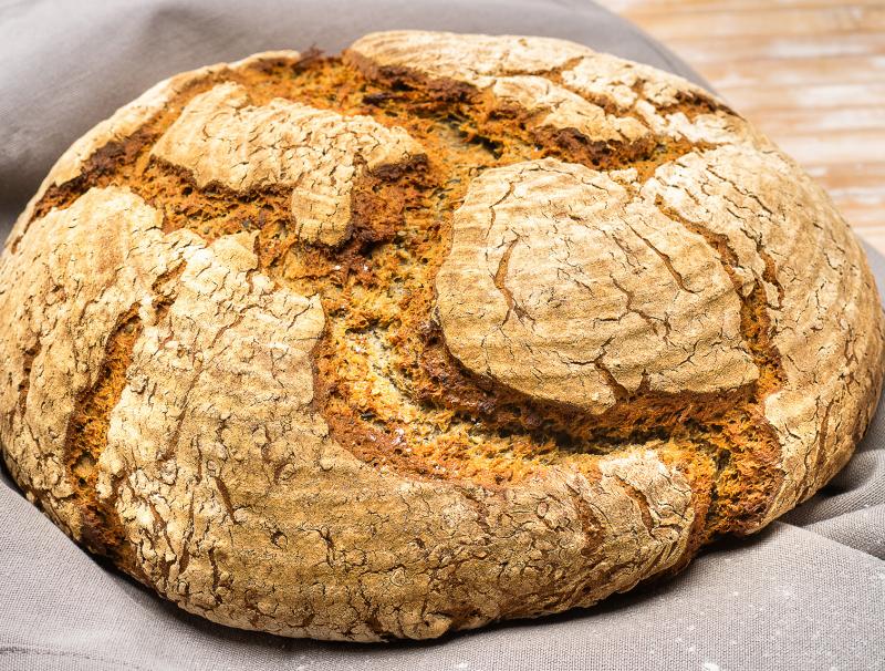 Saftiges Ölsaatenbrot mit Brühstück