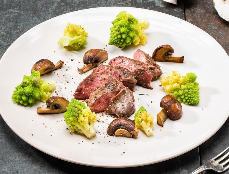 Rehfilet sous vide mit Romanesco und Pilzen