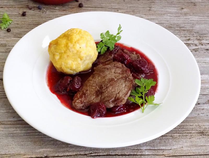 Rehschnitzel auf Kirschragout mit Briocheknödeln