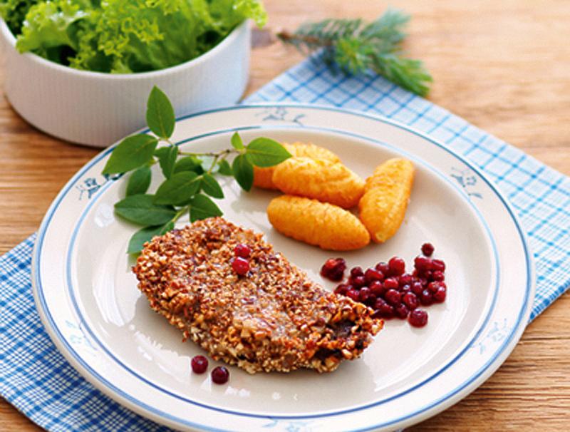 Rehschnitzel in Mandelkruste mit Fruchtsauce 