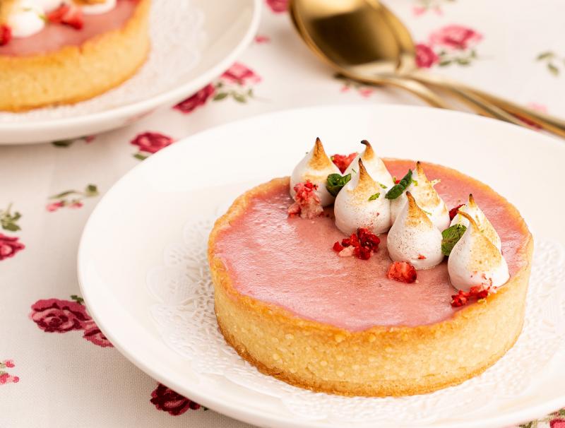 Erdbeertartelettes mit Limetten-Minz-Baiser