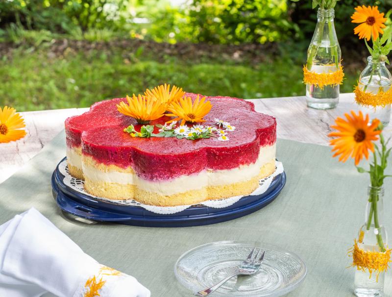 Biskuittorte mit Himbeerspiegel
