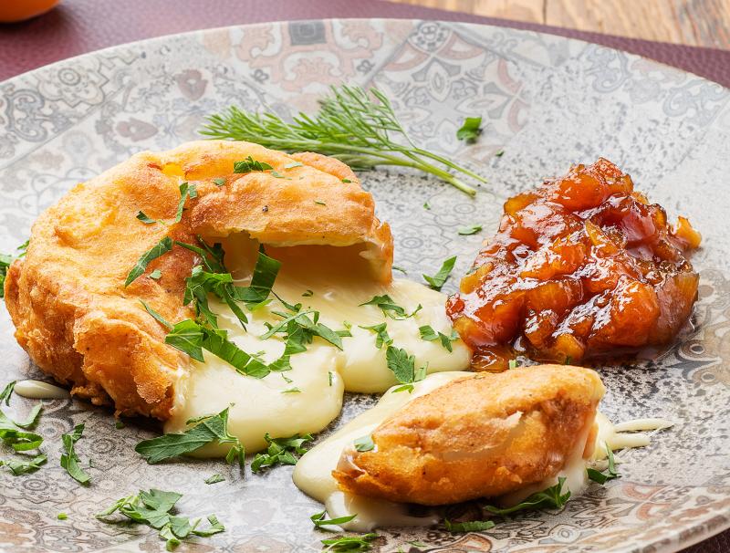 Camembert im Weinbackteig mit Marillenchutney