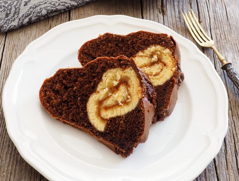Schokoladegugelhupf mit Biskuitrouladenkern