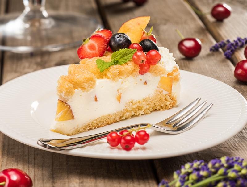 Topfen-Nektarinen-Torte mit bunten Beeren