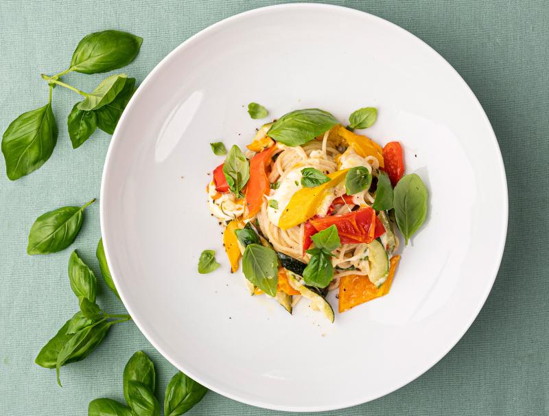 Dinkelspaghetti mit Paprika und Burrata
