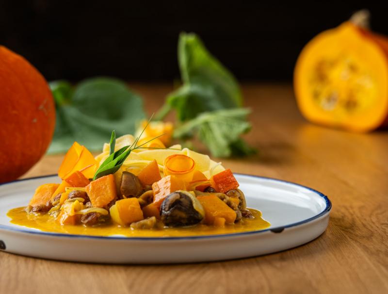 Kastanien-Kürbis-Curry mit Bandnudeln