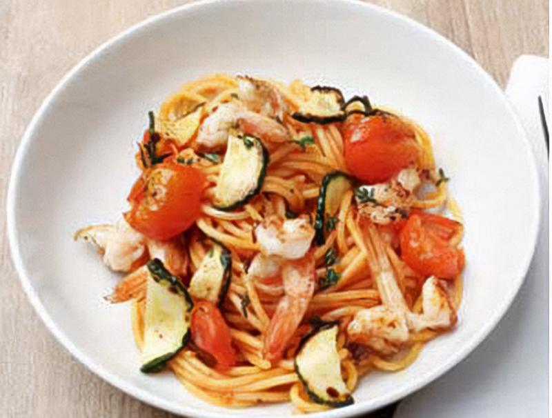 Spaghetti mit Garnelen, Zucchini und Paradeisern