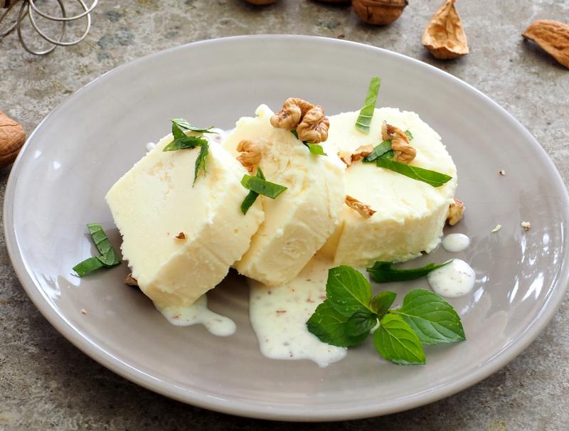 Bierparfait mit Walnuss-Obers-Sauce