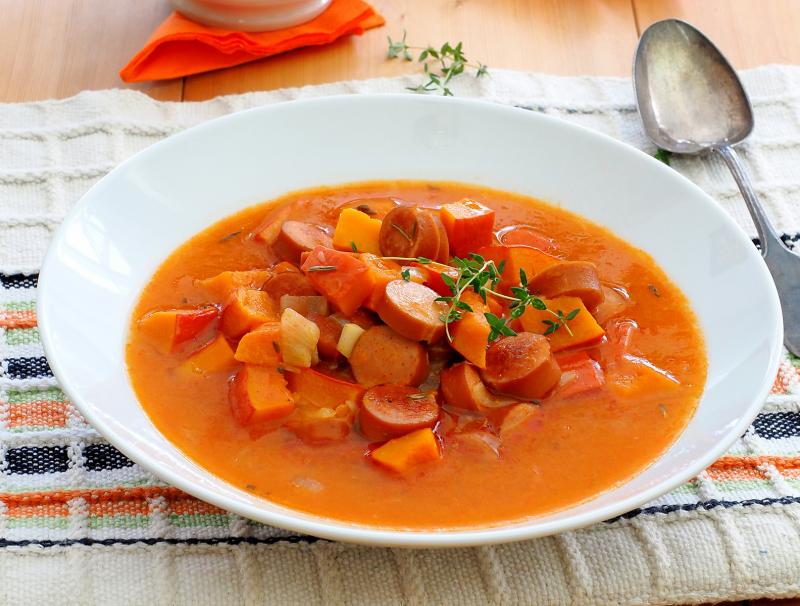 Würstelgulasch mit Kürbis