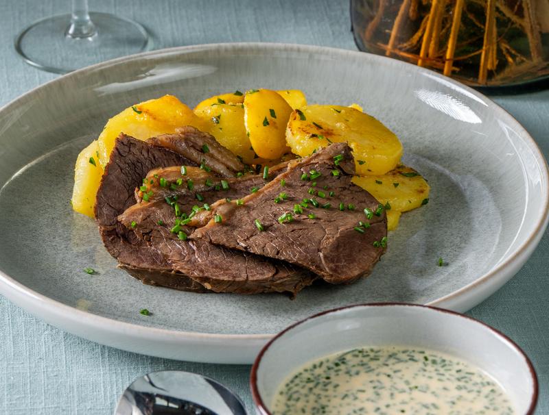 Gekochtes Rindfleisch mit Rösterdäpfeln und Schnittlauchsauce