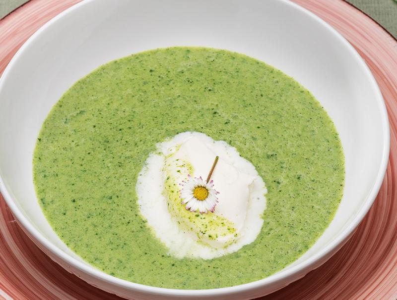 Frühlingssuppe mit Spinat und Brunnenkresse