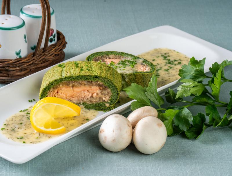 Kärntna Låxn im Spinatbiskuit mit Zwiebelweinsauce