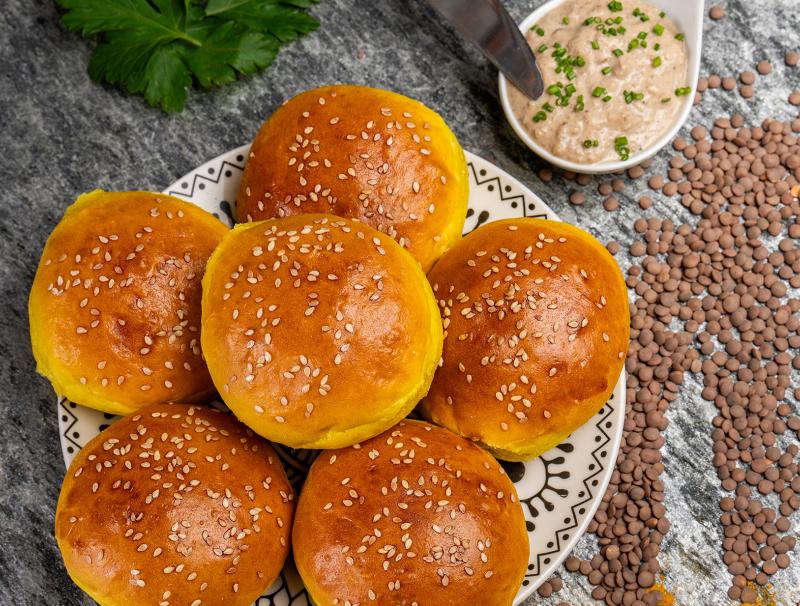Kurkumalaibchen mit Linsenaufstrich