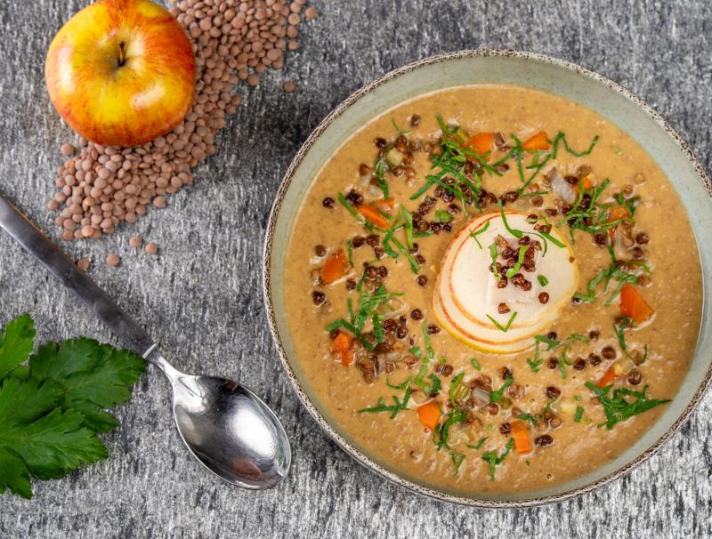 Linsensuppe mit Apfel und Räucherforelle
