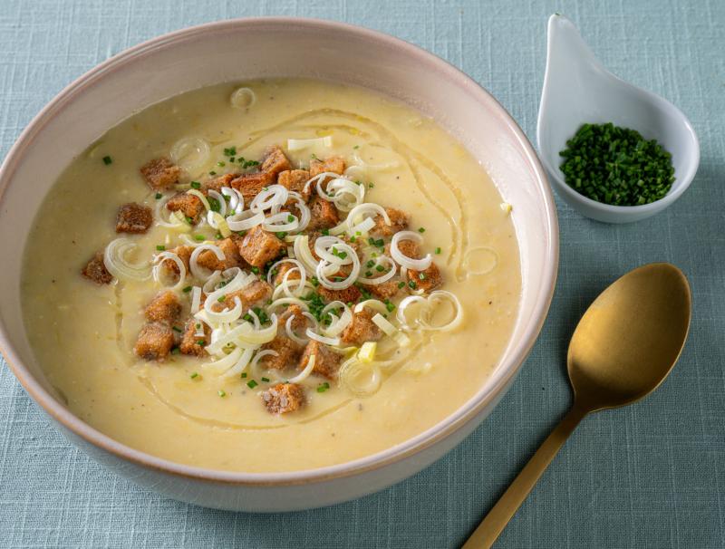 Polenta-Porree-Suppe mit Schwarzbrotwürfeln
