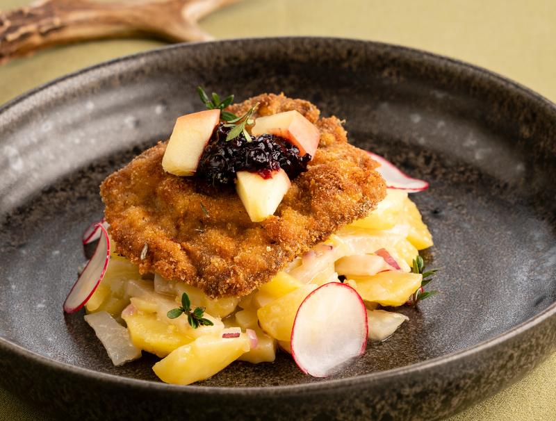 Maibockschnitzel in Thymianbröseln auf frühsommerlichem Knollensalat