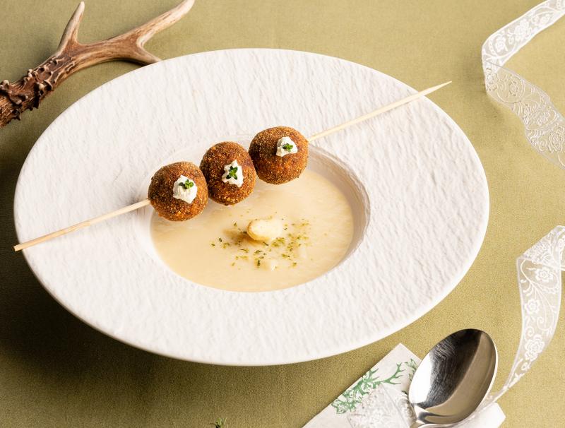 Spargelsuppe mit Erdäpfel-Rehleber-Knödeln