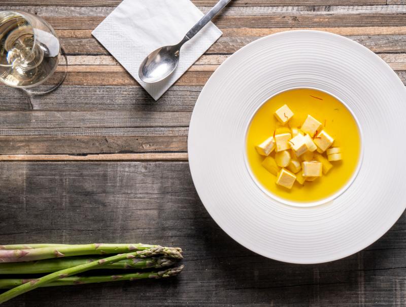 Klare Safran-Spargelsuppe mit Eistich