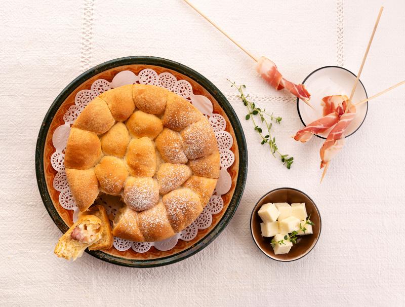 Speck-Brioche-Torte mit Schafkäse 
