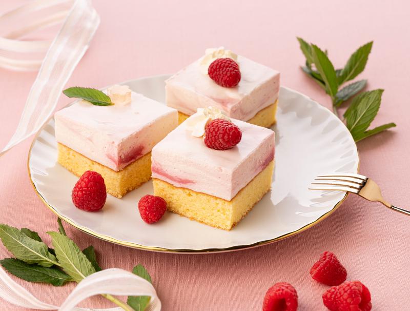 Apfelfrizzanteschnitte mit Himbeeren