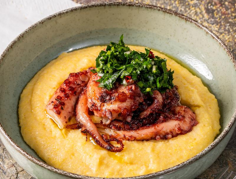Gegrillter Oktopus mit Gremolata und Thymianpolenta