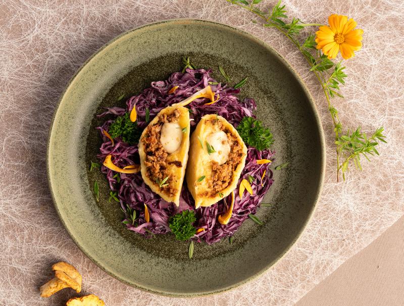 Erdäpfelknödel mit Eierschwammerlfülle