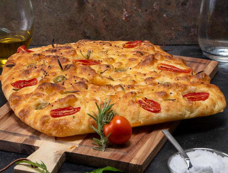Focaccia mit Oliven und Kirschparadeisern 