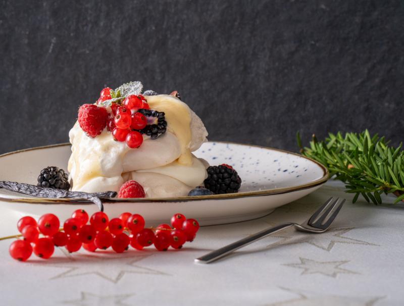 Pavlova mit Beeren und Vanillecustard