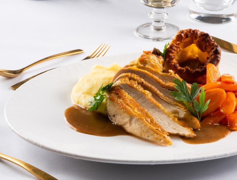 Gebratene Hühnerbrust mit Yorkshire Pudding