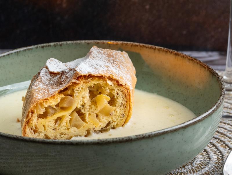 Kremstaler Strudel mit Weincreme