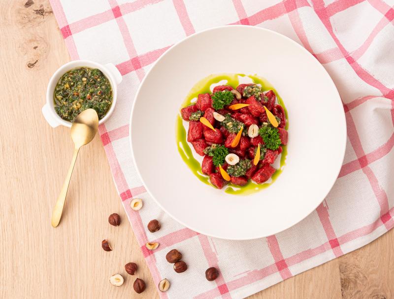 Rote-Rüben-Gnocchi mit Nusspesto