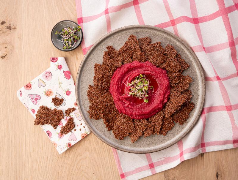 Rote-Rüben-Hummus mit Leinsamencrackern