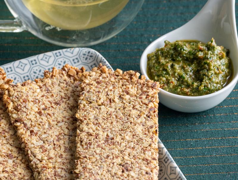 Wildkräuterpesto mit Hanfsamen und Crackern