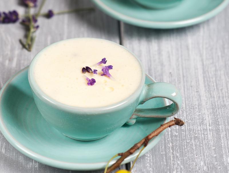 Gelbe Mirabellen-Creme mit Lavendel