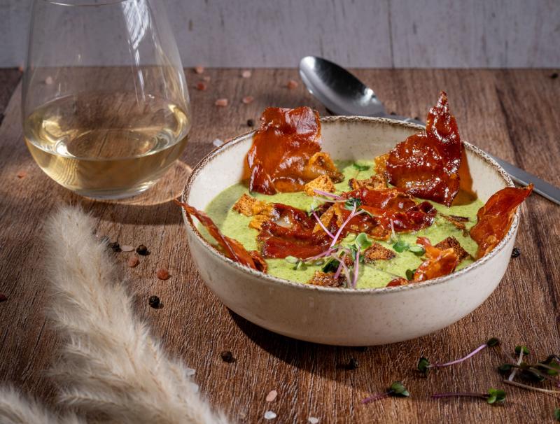 Bärlauchcremesuppe mit Vulkanlandschinkenchips