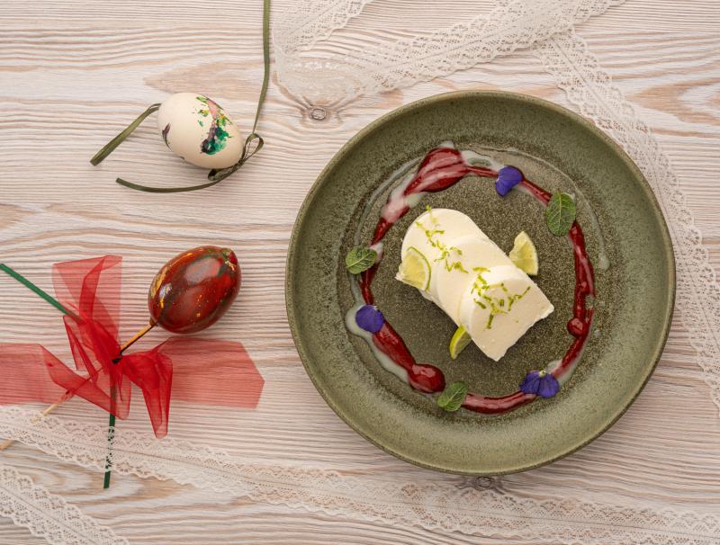 Joghurt-Eierlikör-Terrine mit Fruchtspiegel