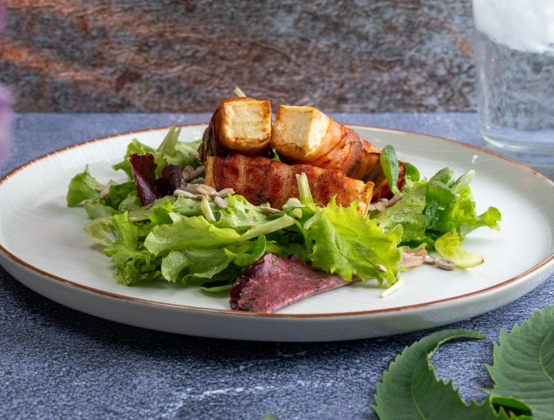 Schafskäse im Speckmantel mit Frühlingssalat