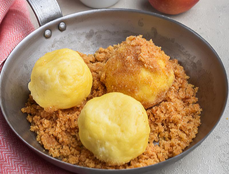 Topfenknödel mit Mandelbröseln und Apfelkompott