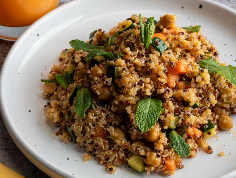 Quinoasalat mit Kichererbsen und Minze