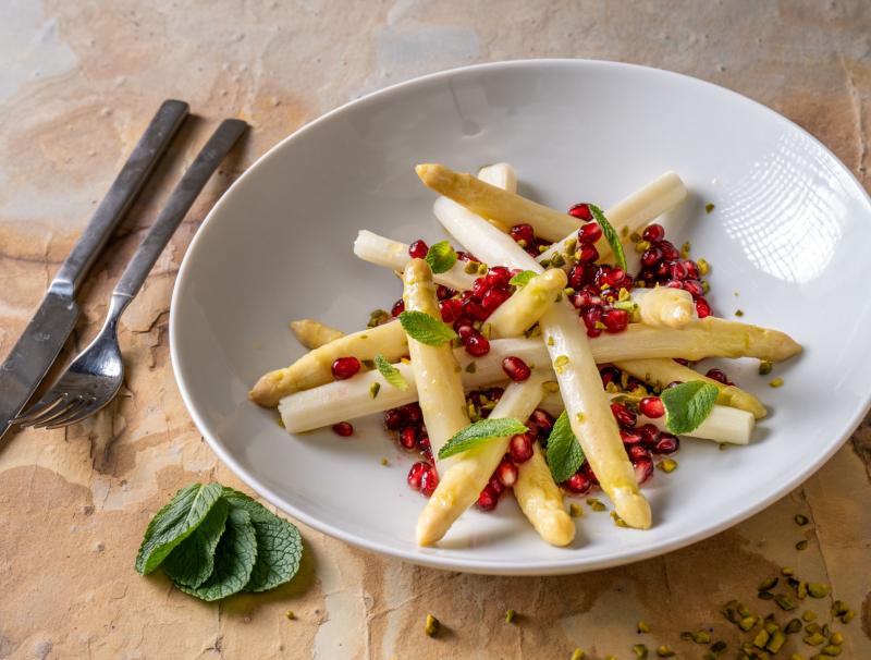 Spargel mit Granatapfelvinaigrette