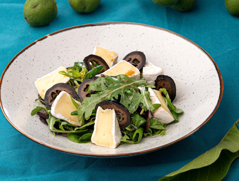 Blattsalat mit Käse und schwarzen Nüssen