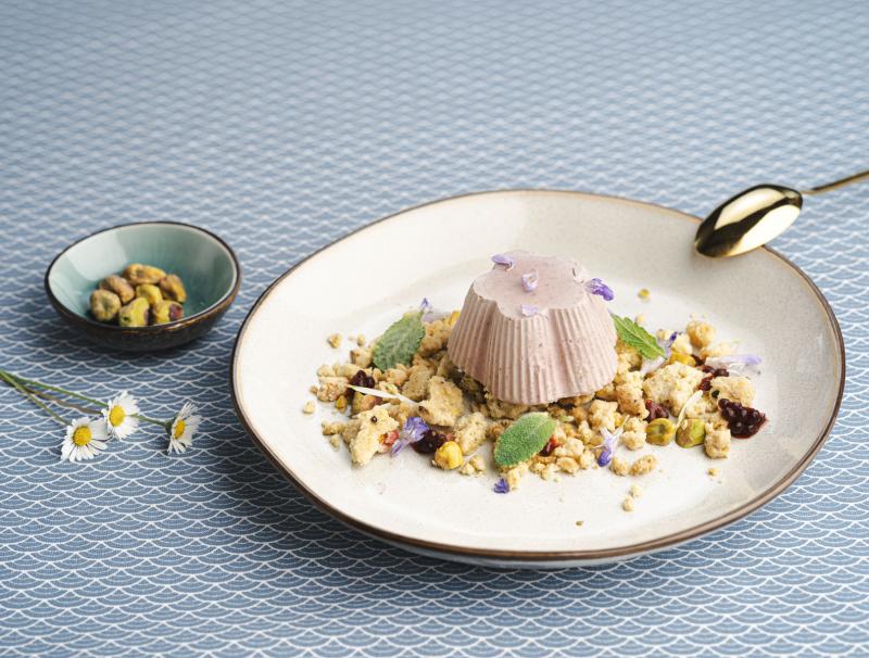 Pistazieneis mit Brombeeren