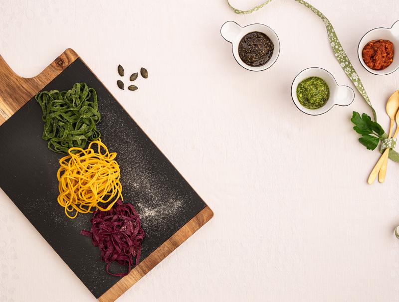 Eiernudeln und bunte Nudeln mit Pesto