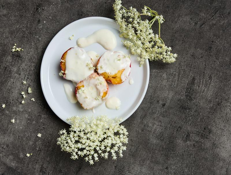Gegrillte Pfirsiche mit Holler-Zitronen-Joghurt