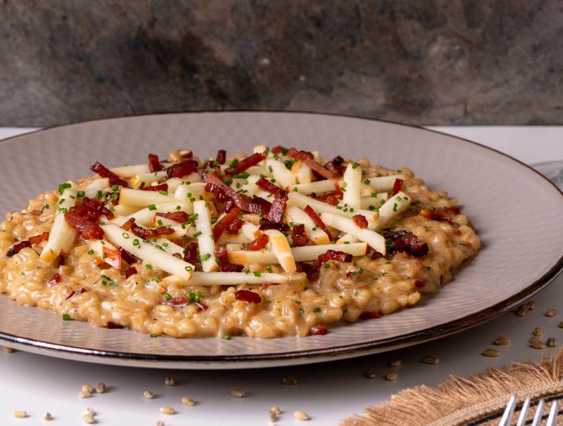 Gerstenrisotto mit Speck und Äpfeln