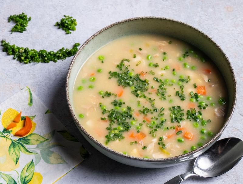 Hühnereinmachsuppe mit Erbsen