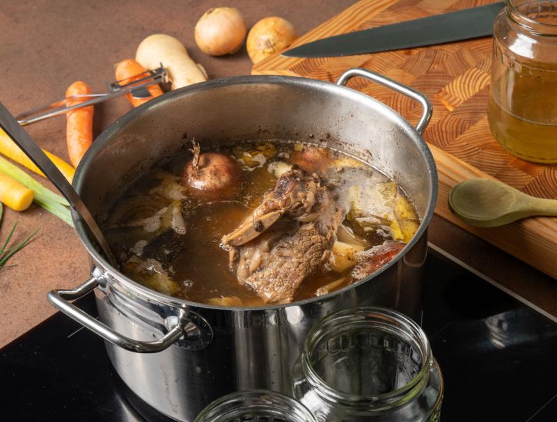 Knochenkraftsuppe