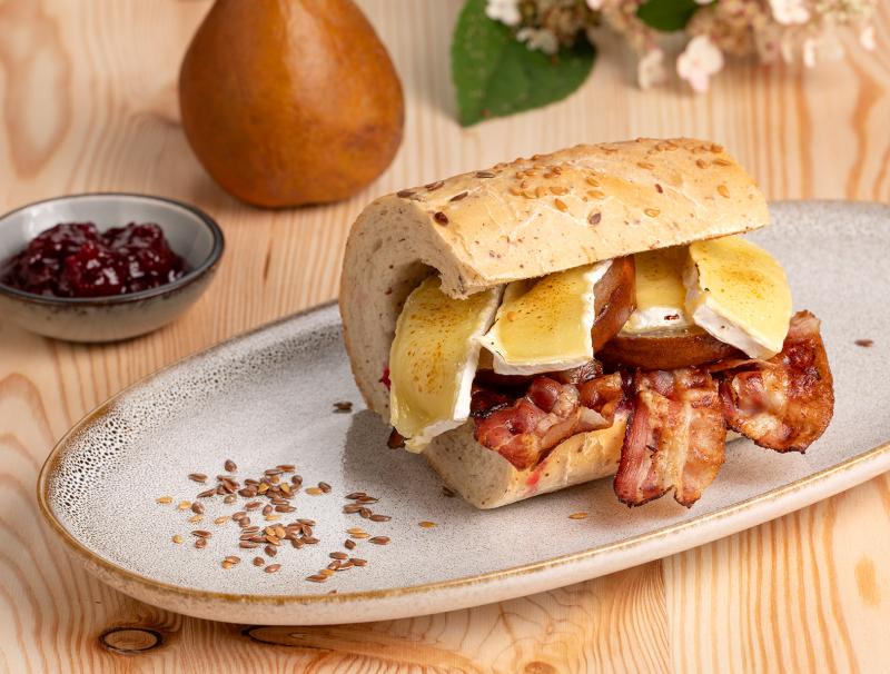 Leinsamenbaguette mit Brie, Birne und Speck