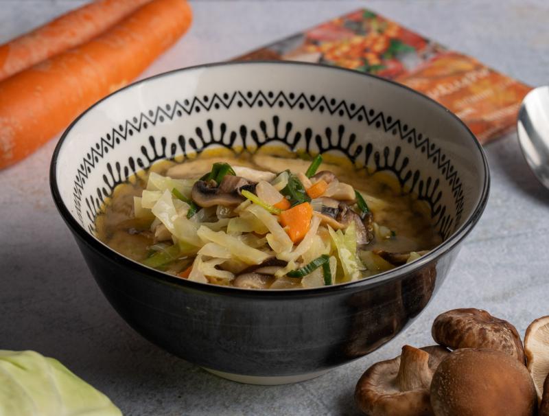 Miso-Kraftsuppe mit Gemüse